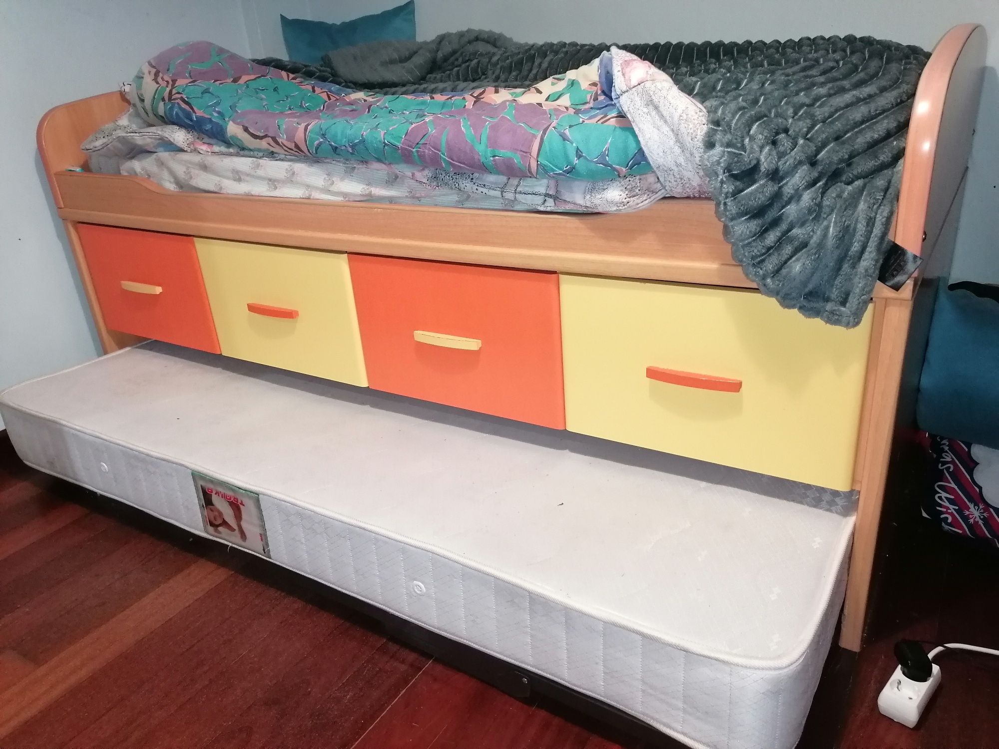 Cama dupla de solteiro com gavetas de arrumação