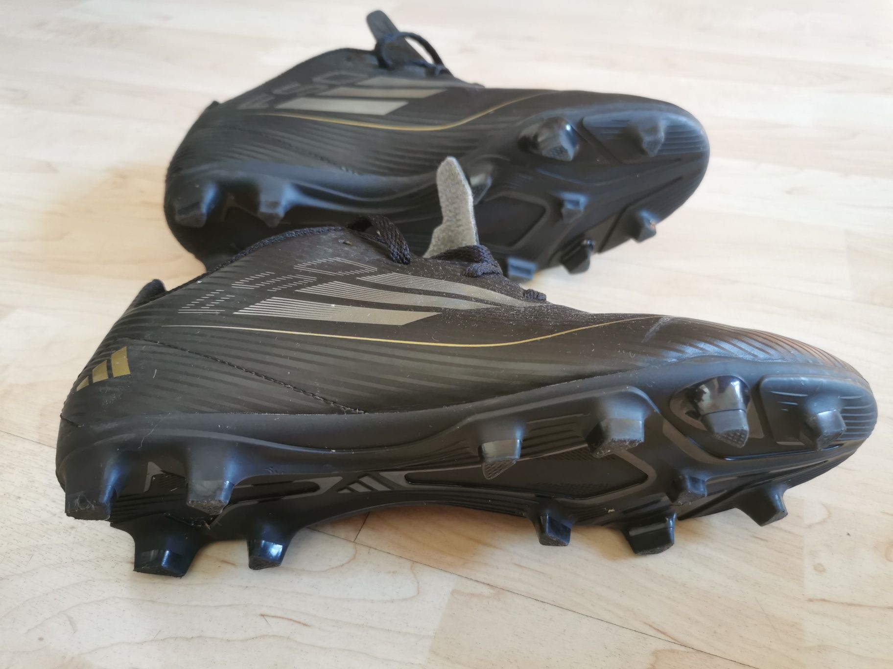 Buty piłkarskie korki adidas czarno-złote r. 38