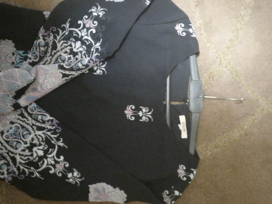 Vestido com barra florida em baixo e nas mangas