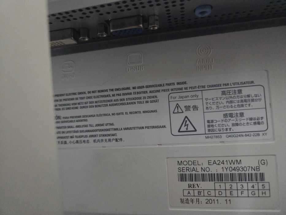 3 monitory NEC MultiSync EA241WM 1920 × 1200 (WUXGA)