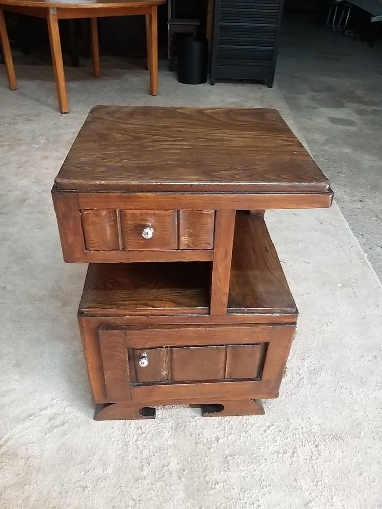 Mesa de cabeceira antiga restaurada