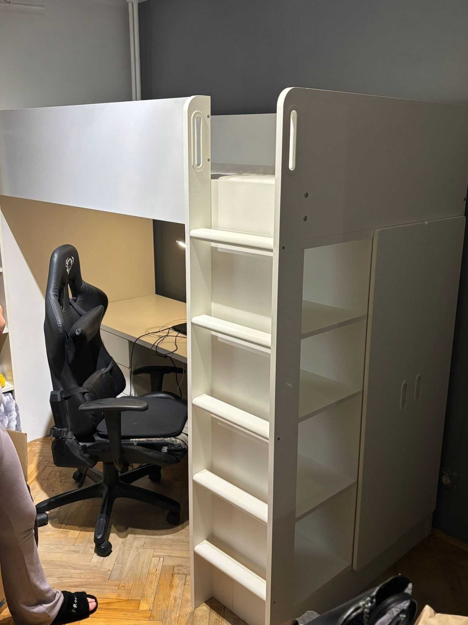 Łóżko na antresoli IKEA Småstad białe z biurkiem i szafą