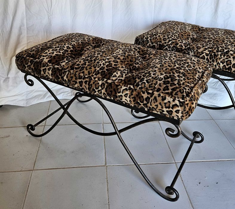 Banqueta em metal e veludo