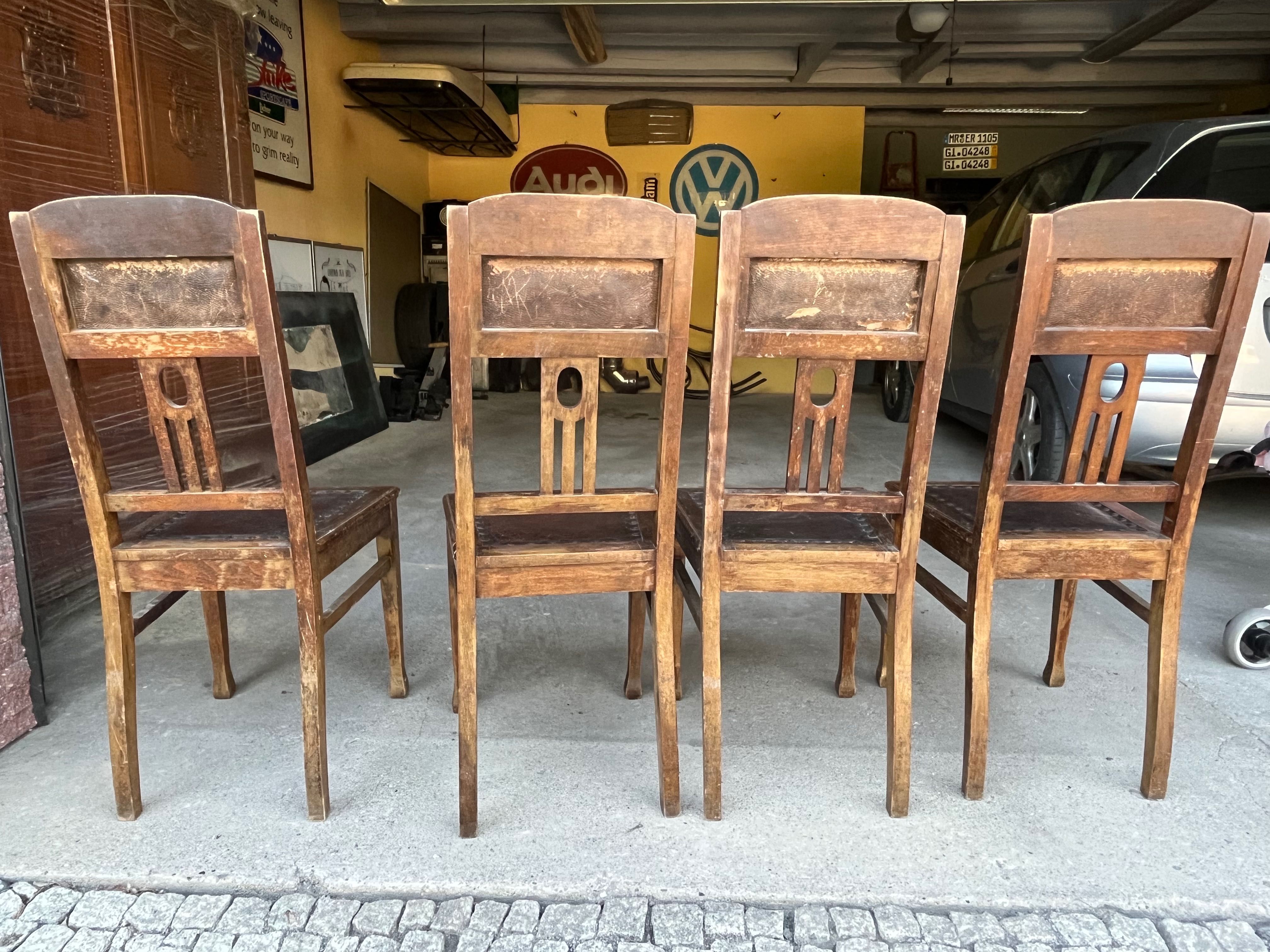 Drewniane krzesła z czasów międzywojennych