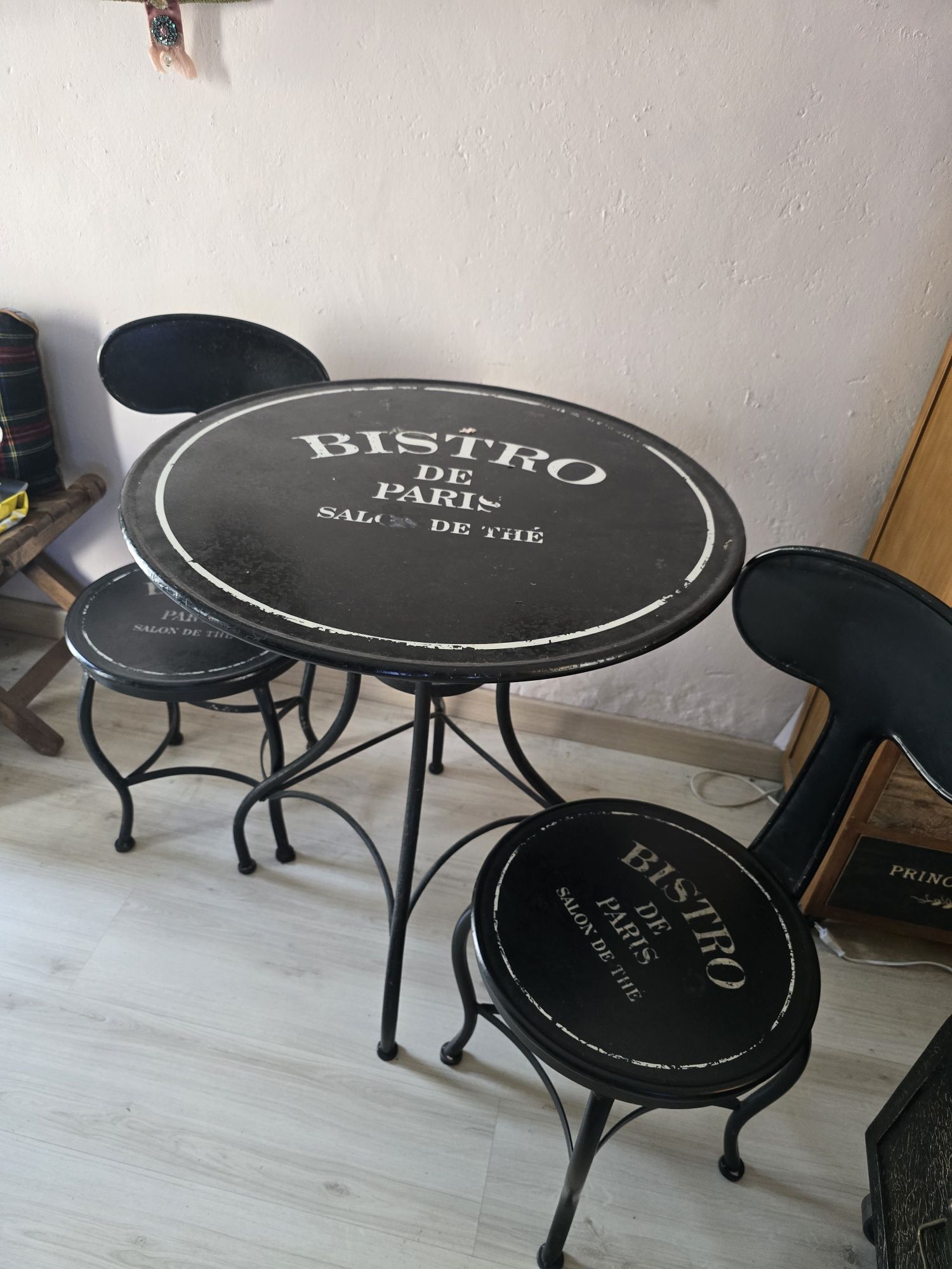 Mesa ferro gato preto e 2 cadeiras.