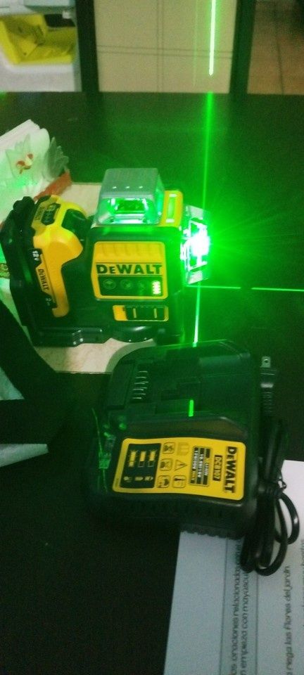 Лазерный 3Д уровень DeWalt 12B