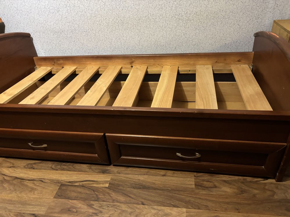 Продам односпальне ліжко із дерева