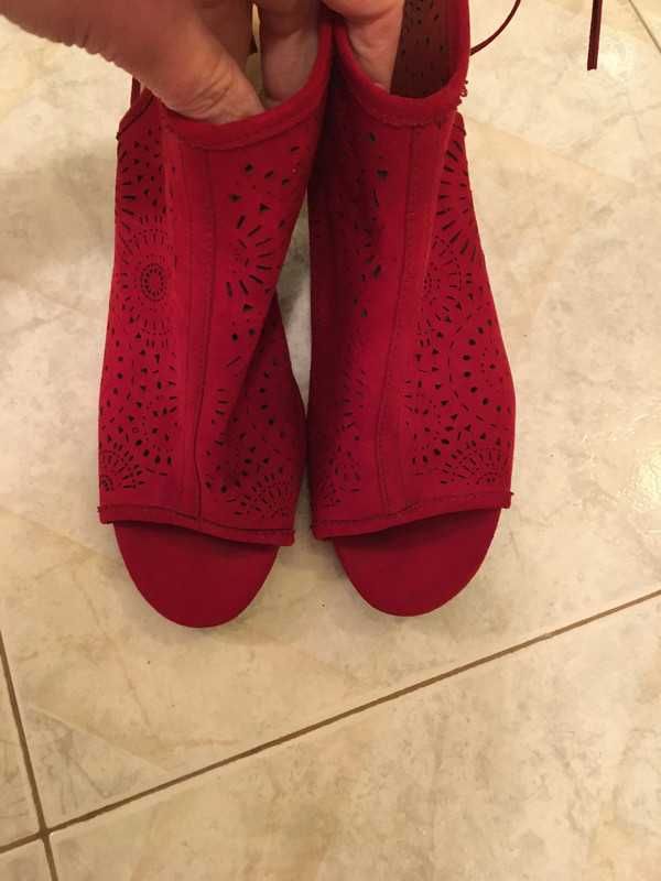 ażurowe czerwone buciki