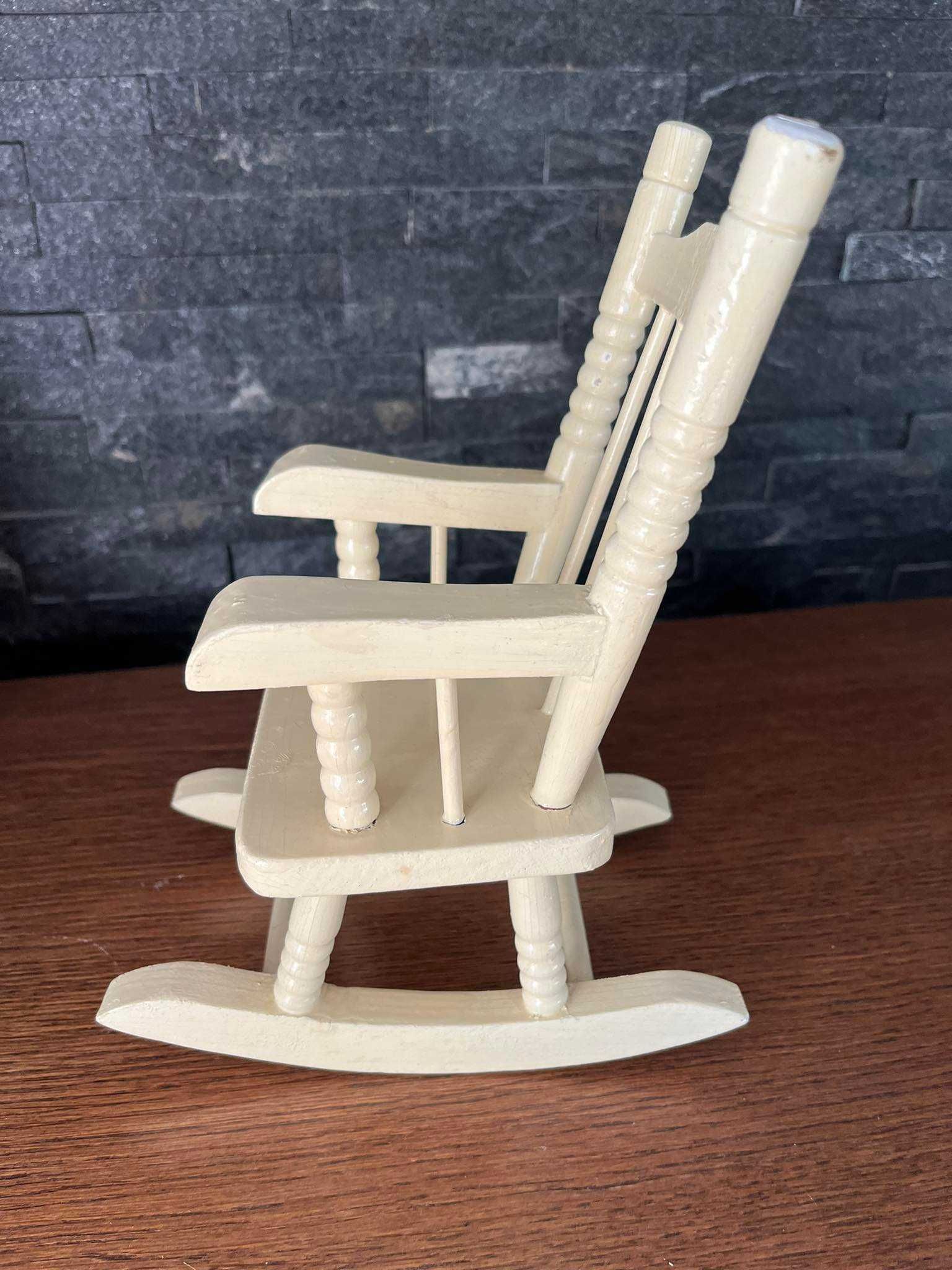 Drewniany stary fotel na biegunach krzesło dla lalek