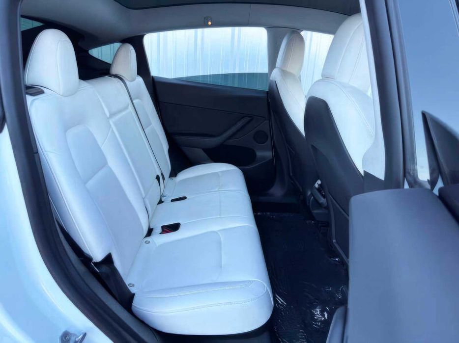 Tesla Model Y      2022