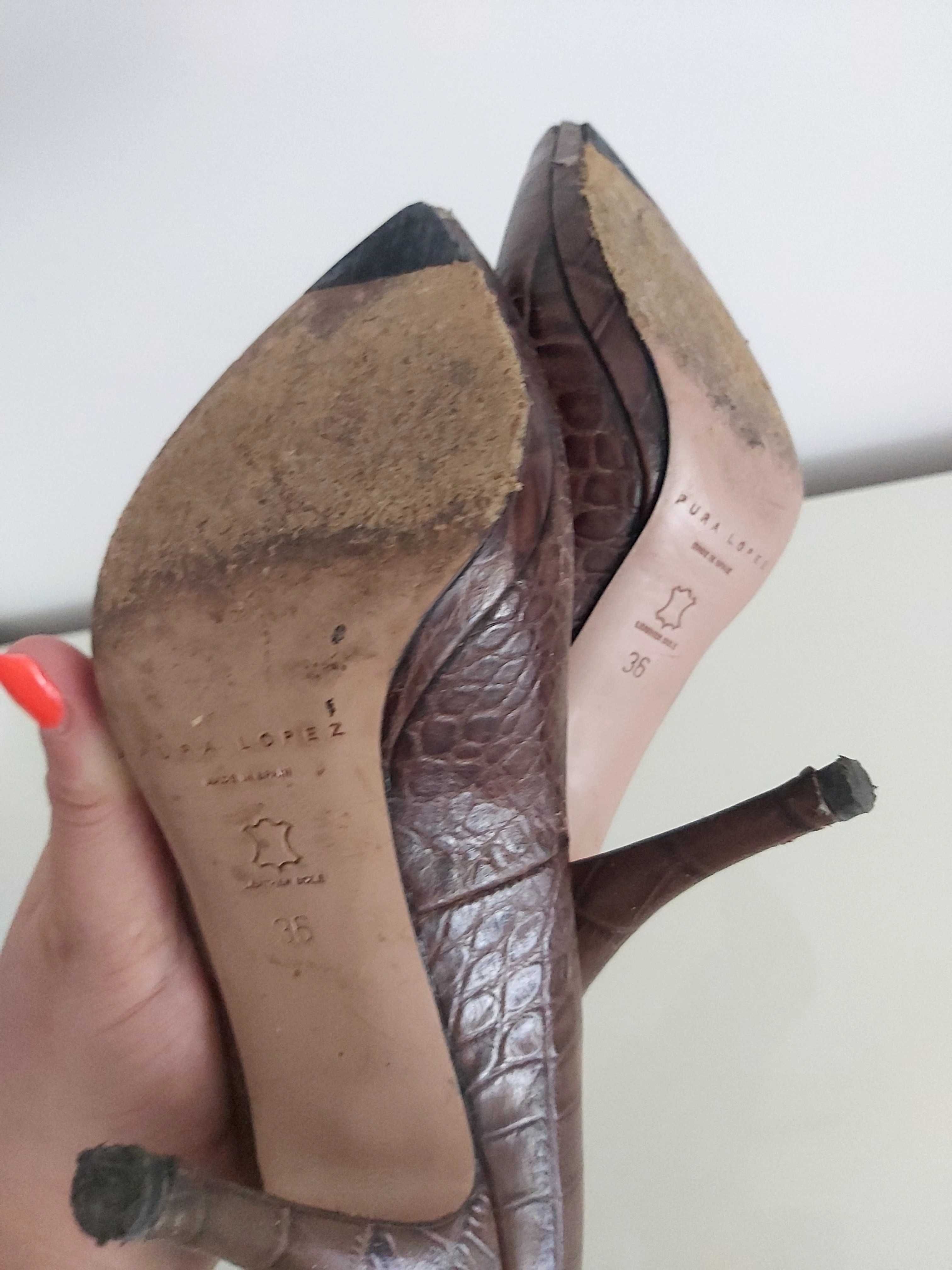 Sapatos Stlilletos de cor castanha usados