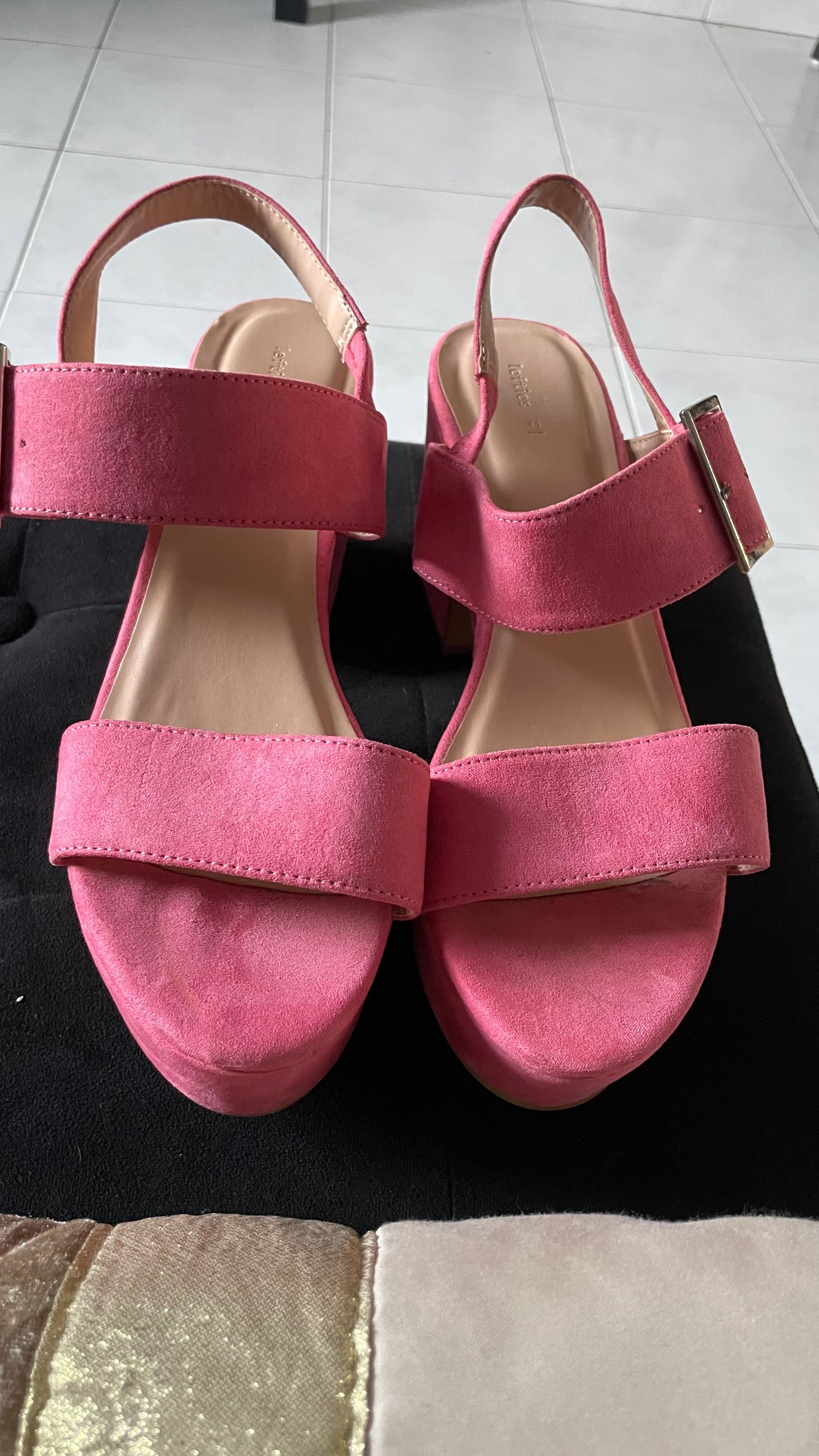 Sapatos saltos altos