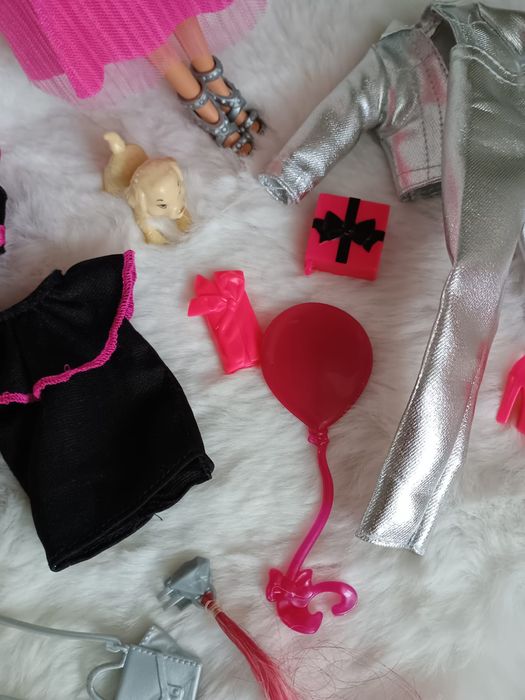 Barbie z ubrankami i dodatkami