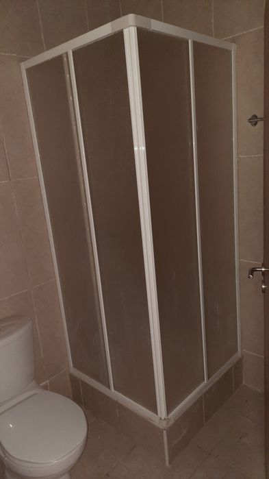 Base com resguardo de casa banho, sanita, bidé e Lavatório