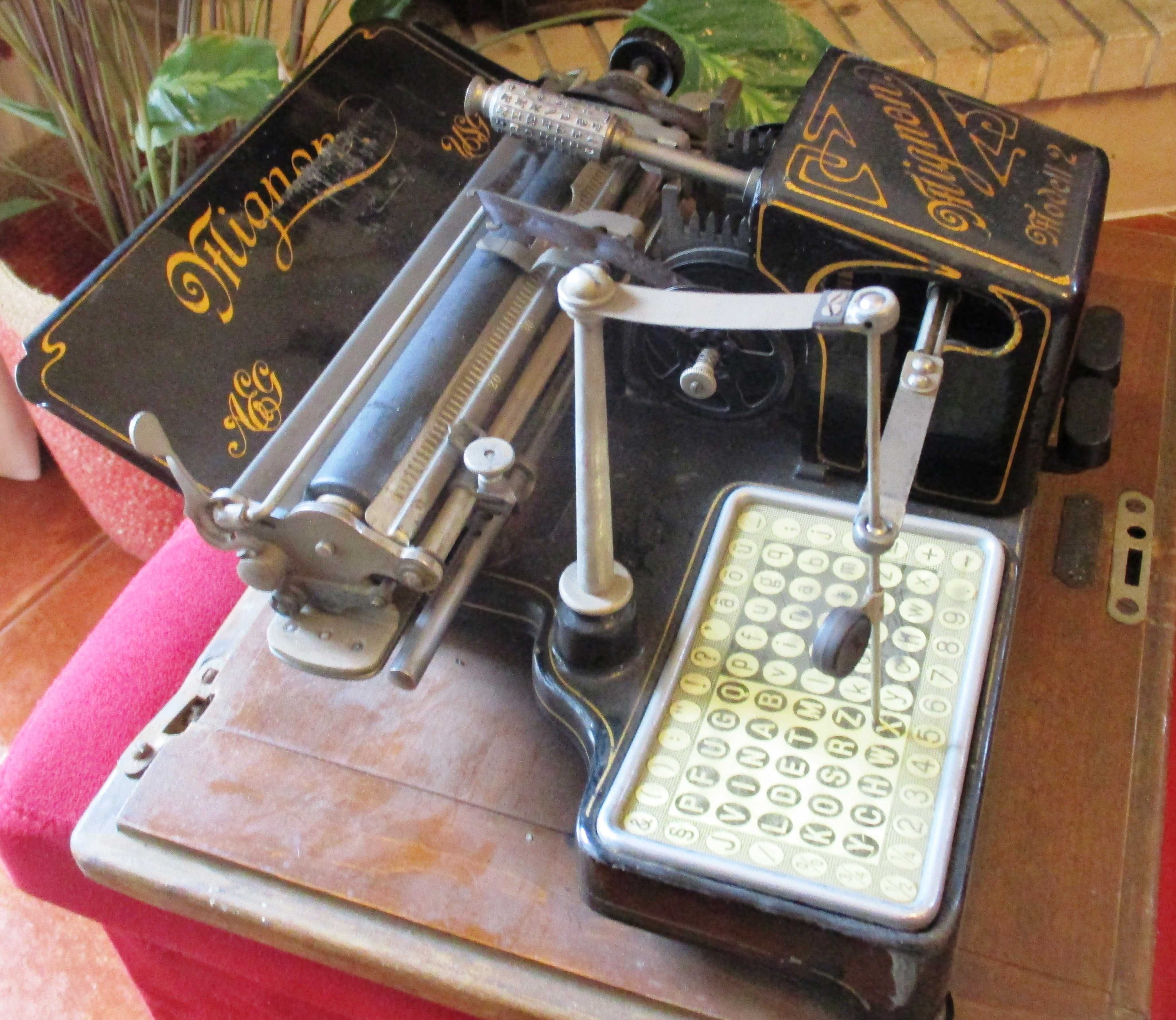 Ano 1903 - Maquina de escrever Mignon 2 com caixa metálica