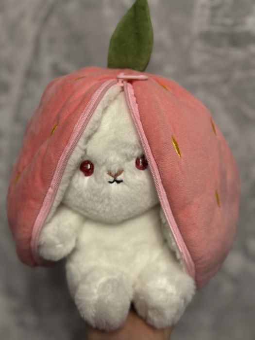 Іграшка Зайчик у полуничці