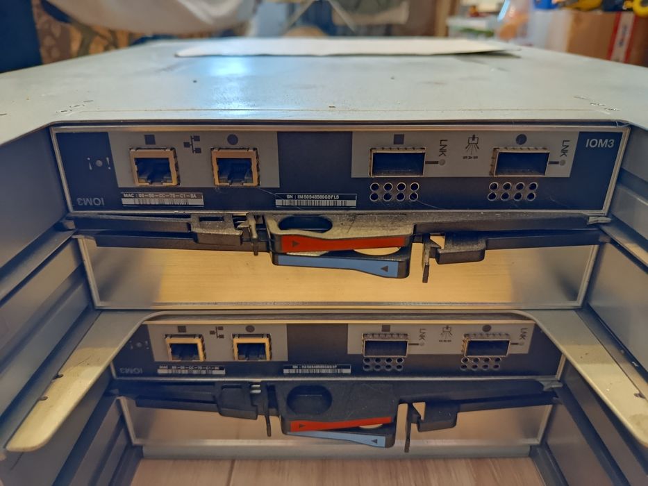 NetApp DS4243 JBOD storage. Дискова полка