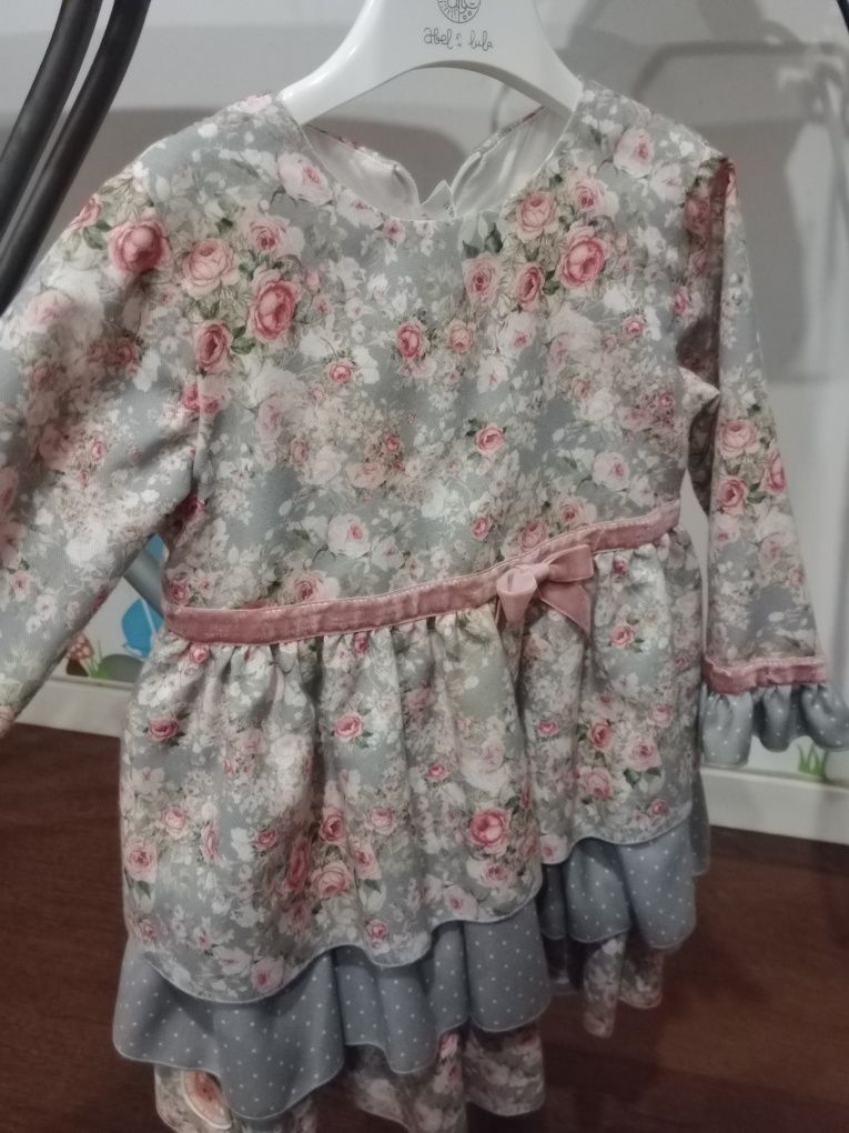 Dois vestidos de menina