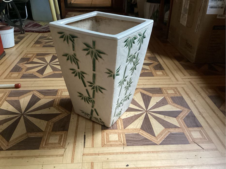 Вазон для квітів, висота 35 см, ширина 25 см. Самовивіз