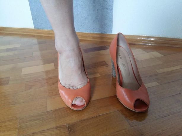 Шкіряні туфлі з відкритим пальчиком абрикосового кольору.