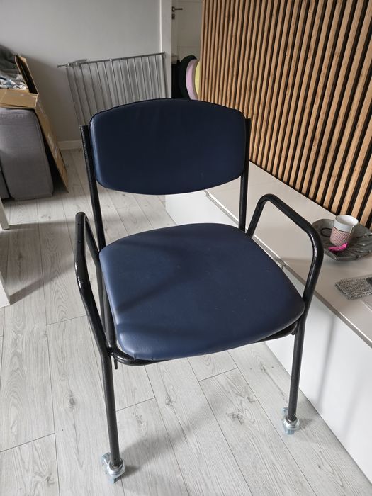 Oddam krzesło toaletowe na kółkach