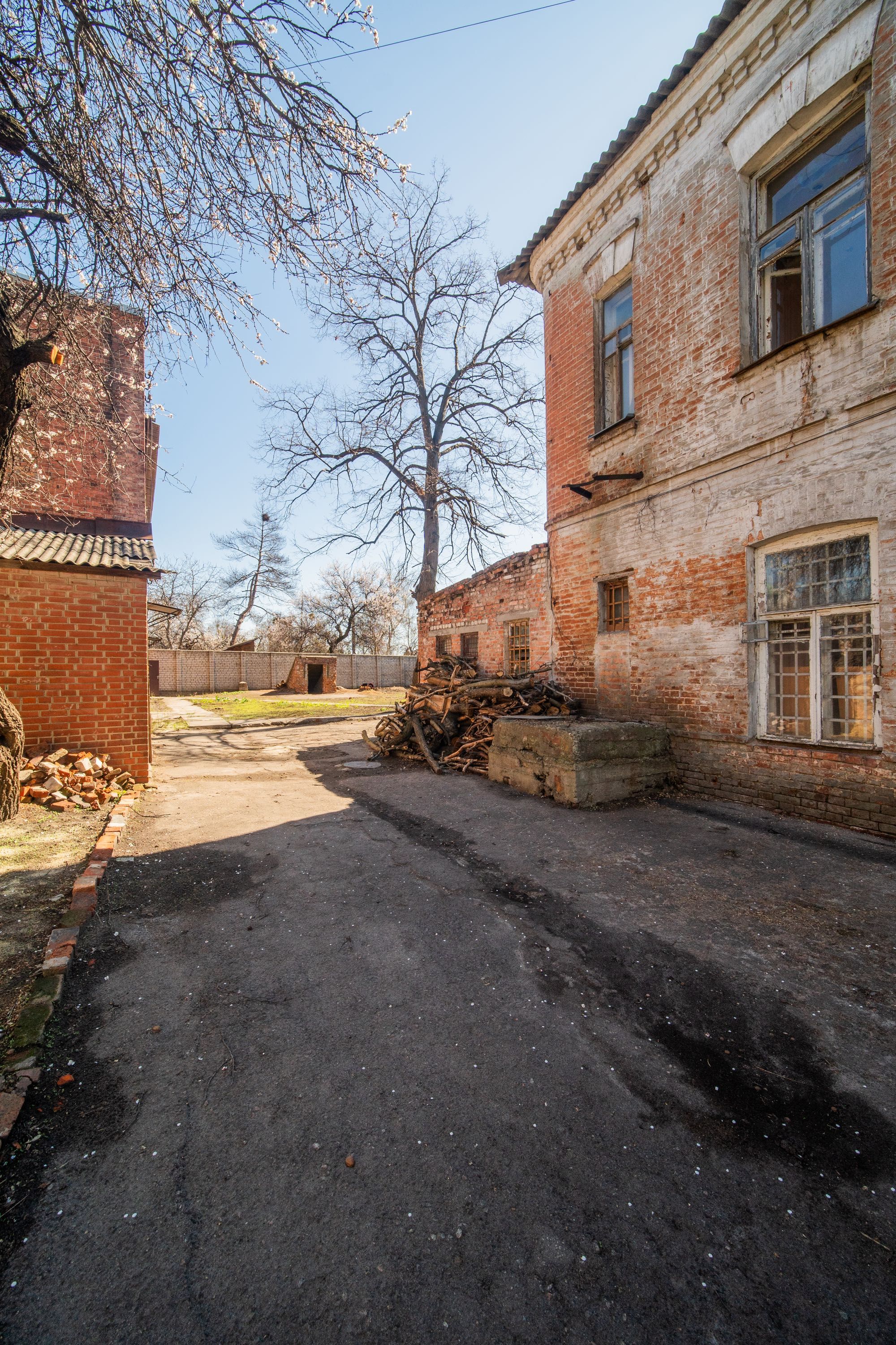 Продаж комерційного комплексу окремих будівель з двором в центрі