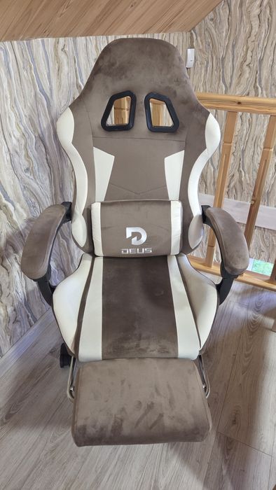 Крісло для ігор та роботи за комп'ютером