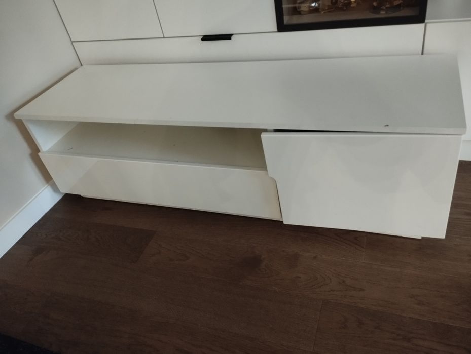 Biała szafka pod telewizor