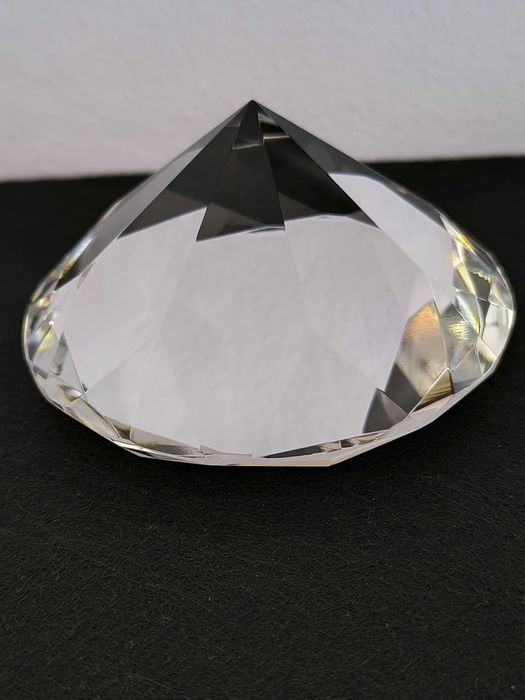 Pisa papeis em vidro com formato de diamante lapidado