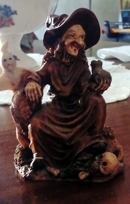 Bruxa de Resina 18cms (Decoração)