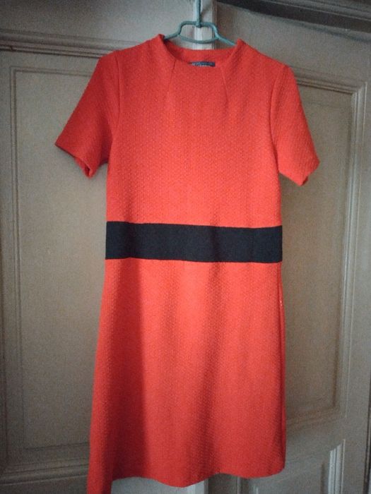 Червона фактурна сукня, ідеальний фасон та стан