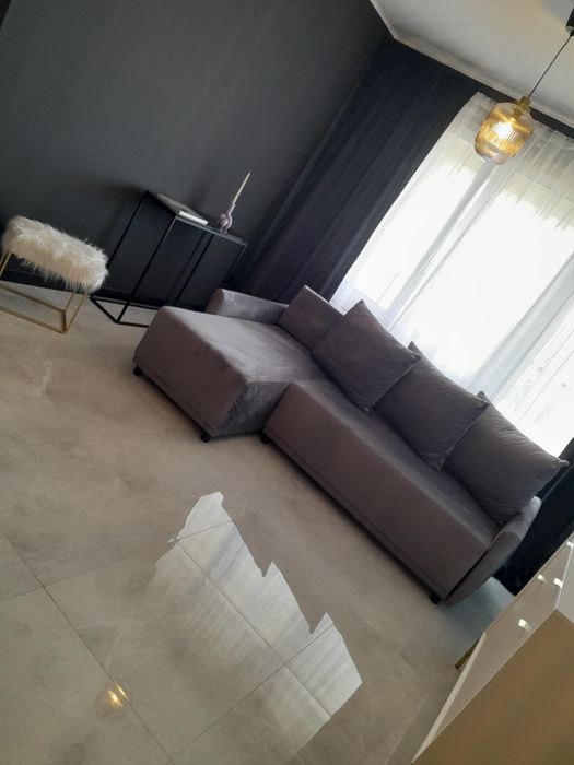 Nowoczesna szara sofa - idealna do minimalistycznych wnętrz