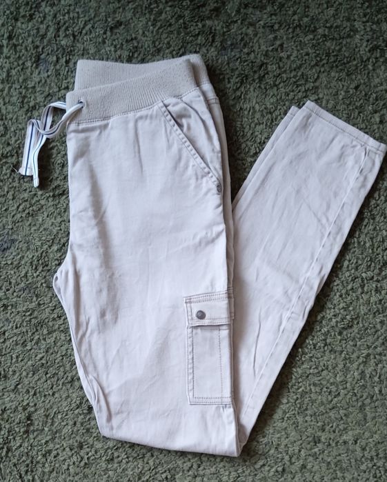 Beżowe bojowki spodnie z kieszeniami na gumce