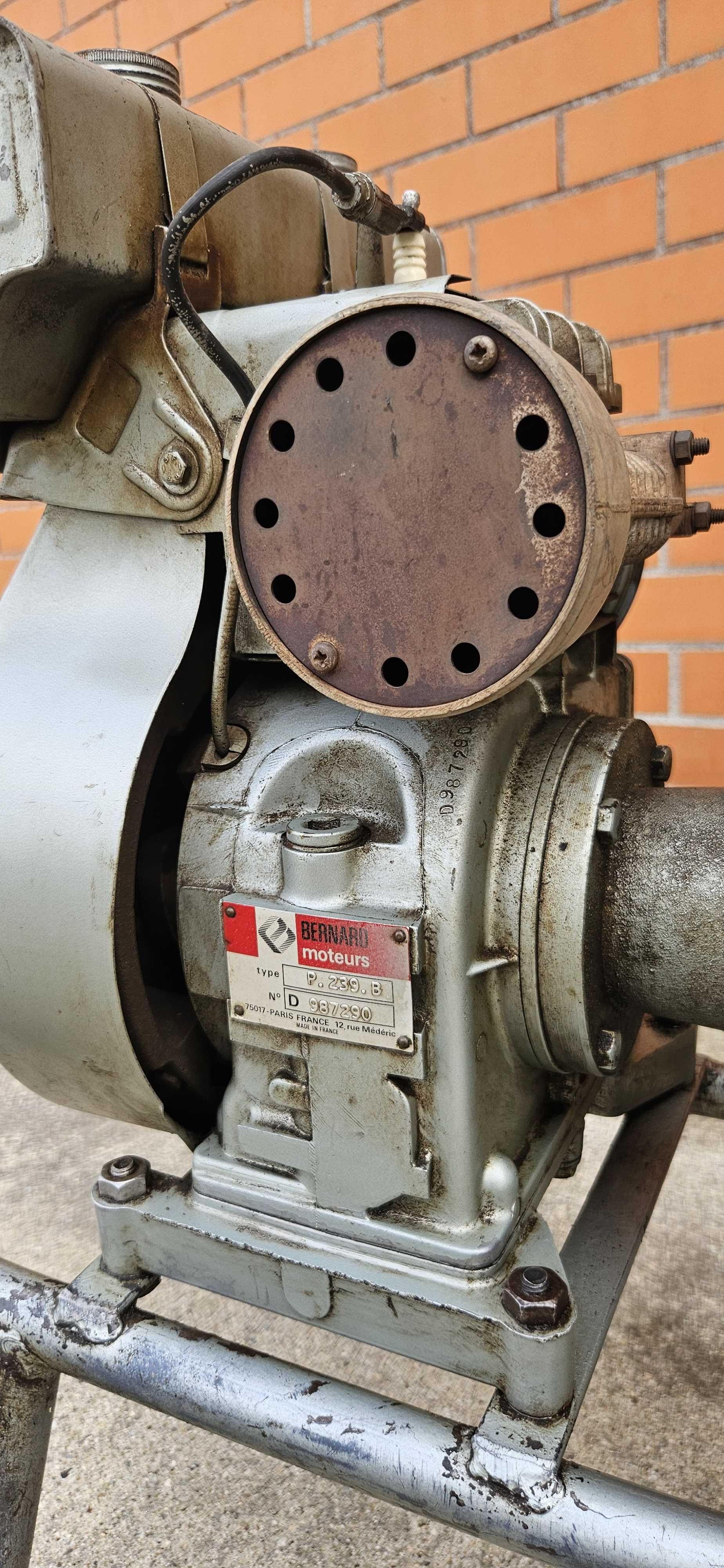 Motor de rega Bernard a petróleo
