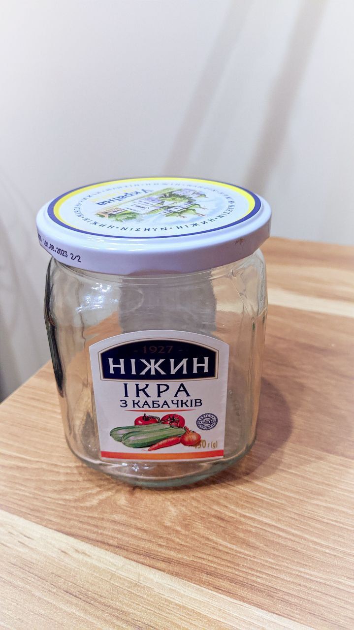 Банки з кришками.