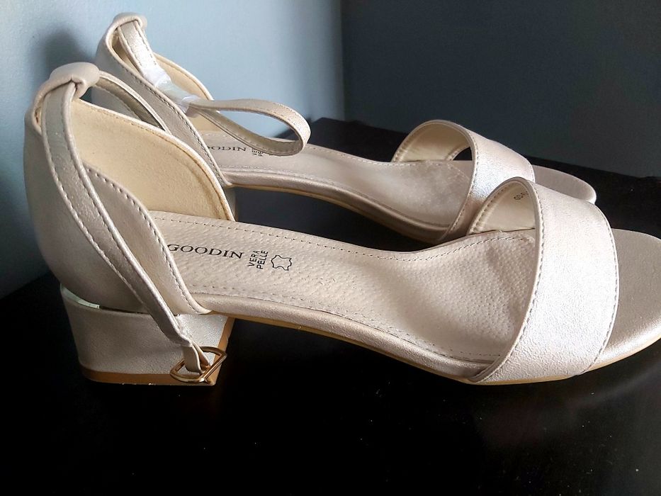 Perłowe sandałki- nowe, nieużywane