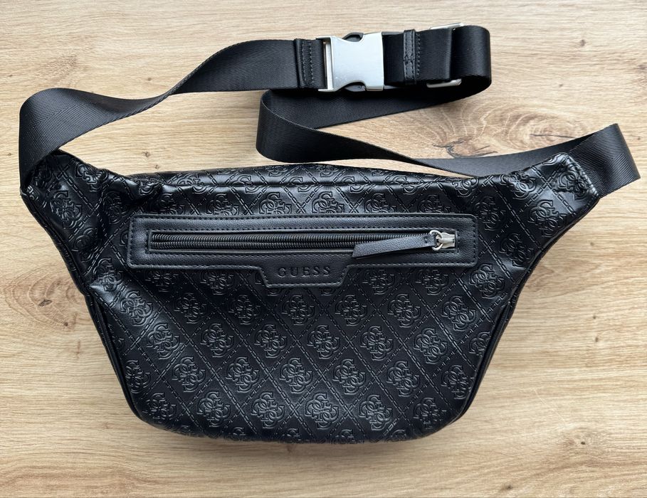Мужская черная поясная сумка Guess