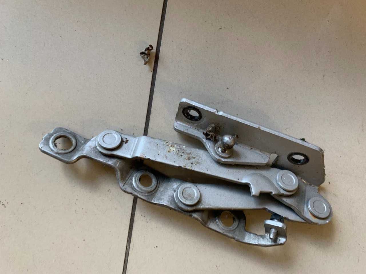 Zawiasy siłowe klapy bagażnika L+R Nissan GTR R35