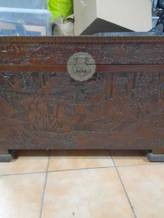 Arca de madeira trabalhada(relevo) principio dos anos 80 como nova