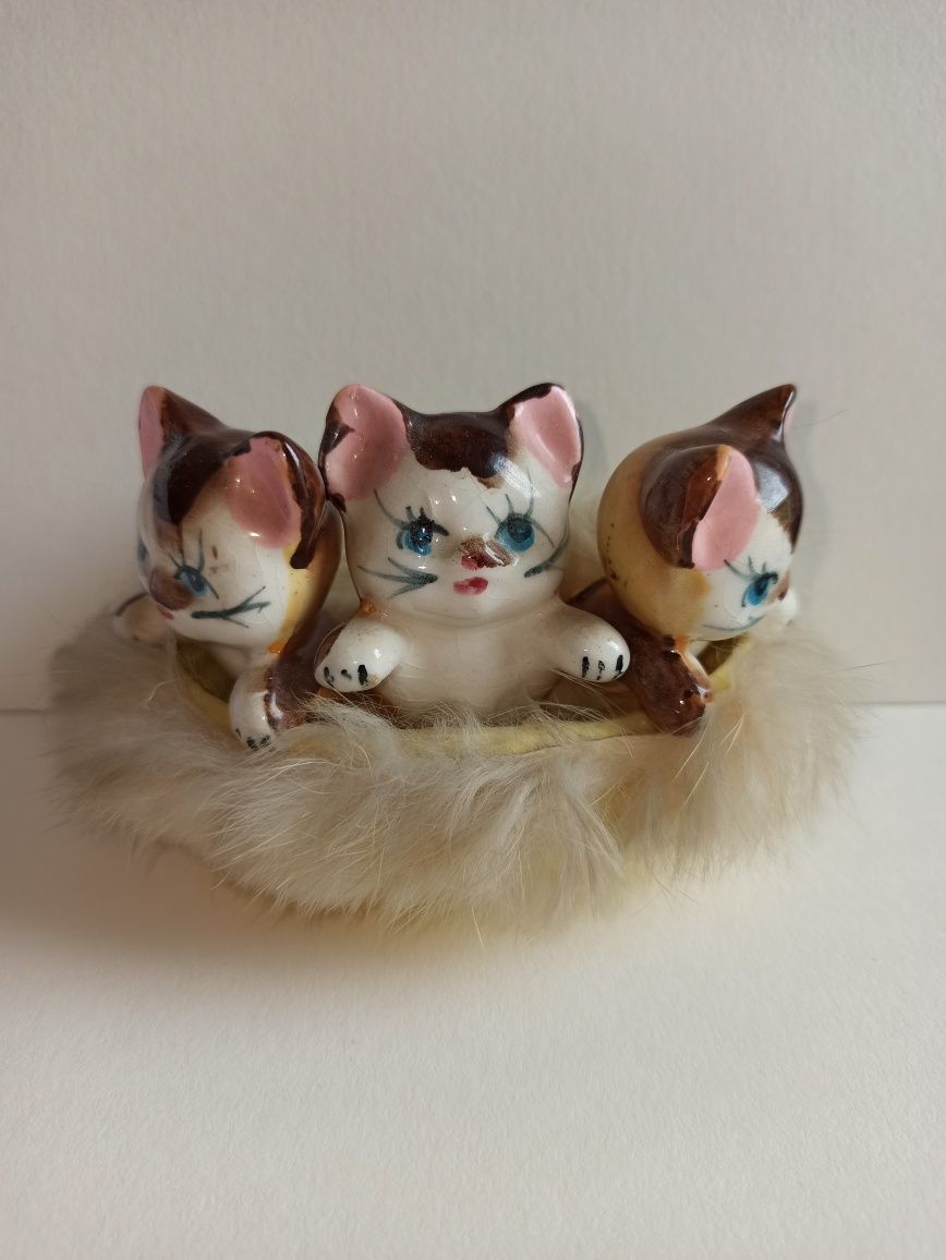Stare ceramiczne kotki w koszyku figurka vintage kot kotki mały kotek