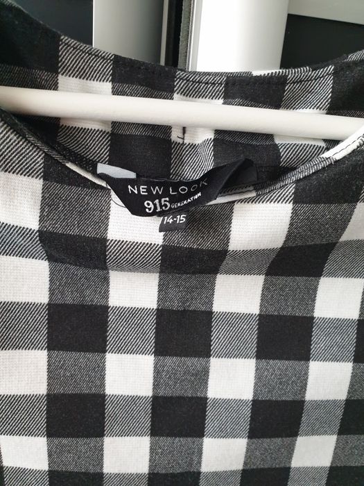 Sukienka w kratkę czarno biała