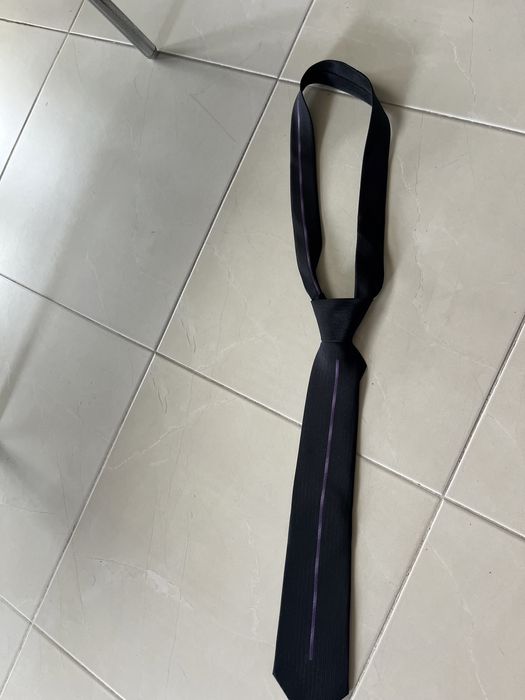 Gravata preta com pormenor roxo