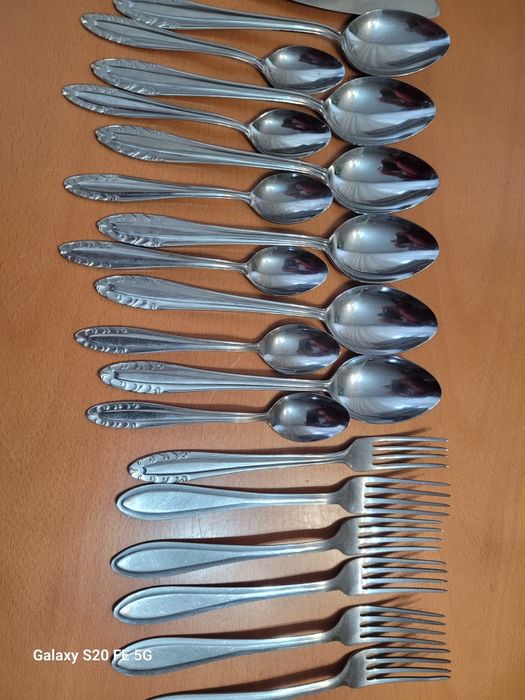 8/ Sztucce zestaw 24 sztuk