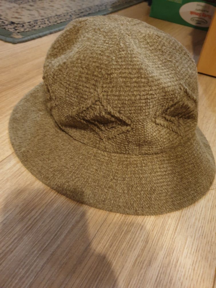 Beżowy kapelusz vintage