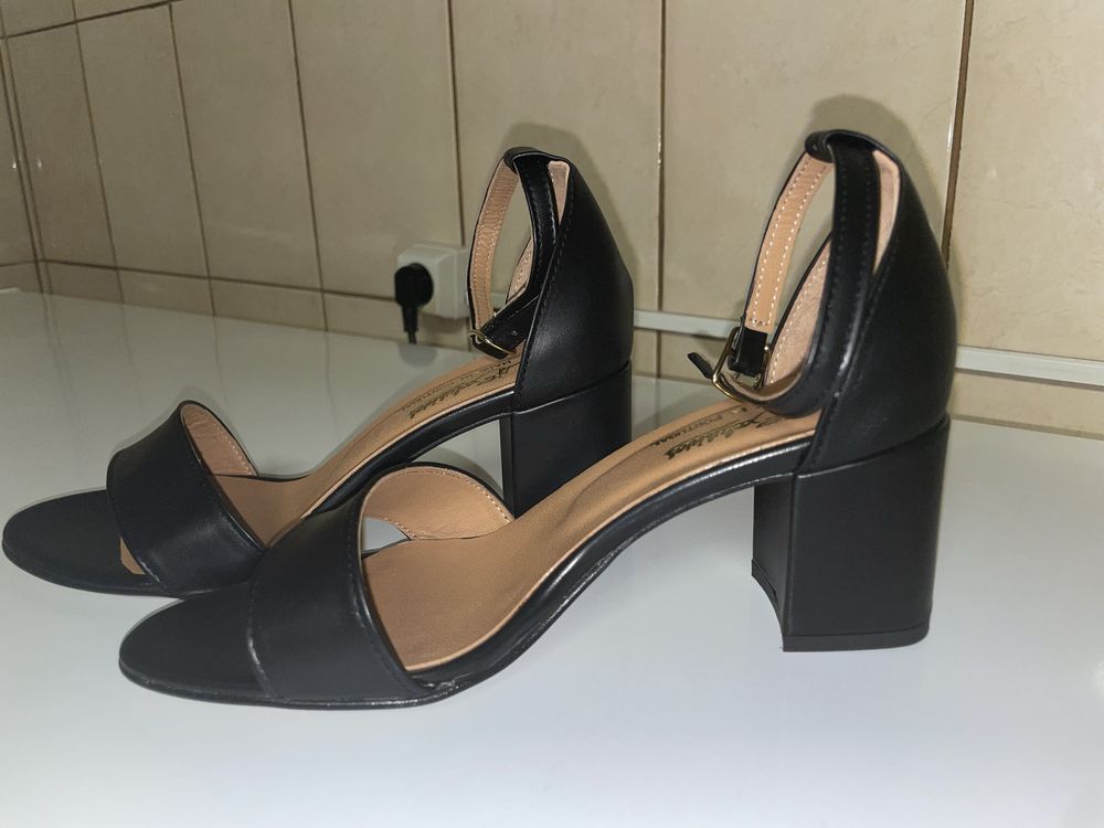 Botas NOVAS, em pele