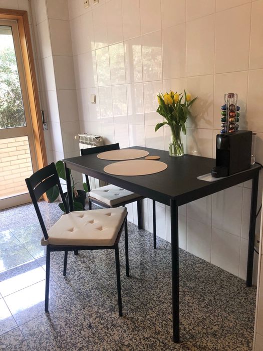 Mesa IKEA Sandsberg com 2 cadeiras BUSLATT e 2 almofadas