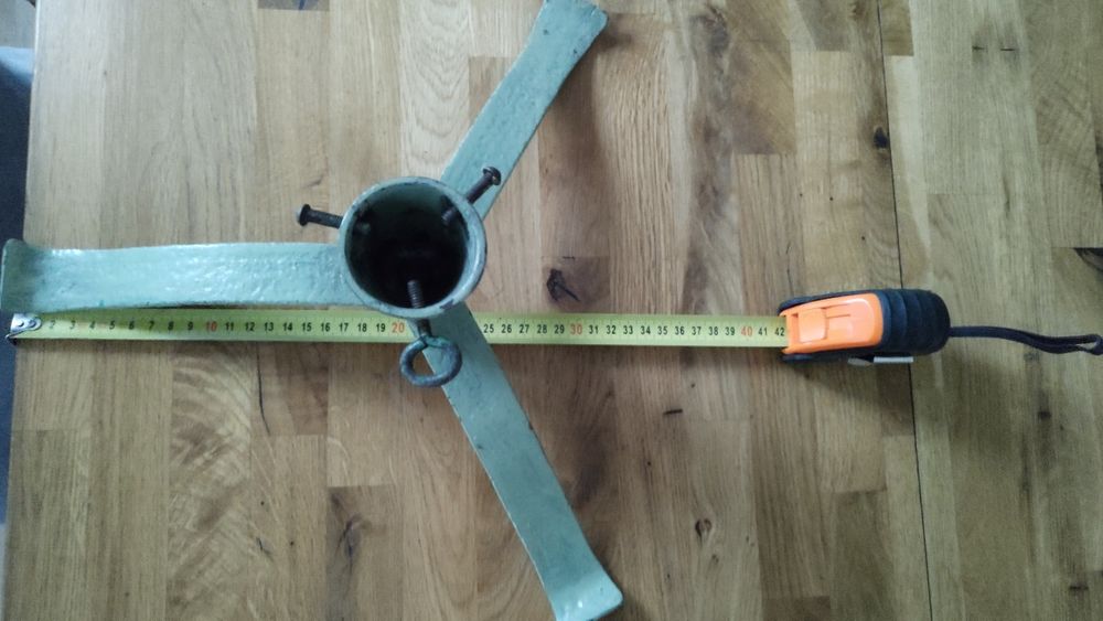 Metalowy stary stojak zabytkowy pod choinkę