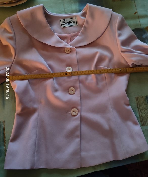 Śliczny kostium damski w pastelowym kolorze