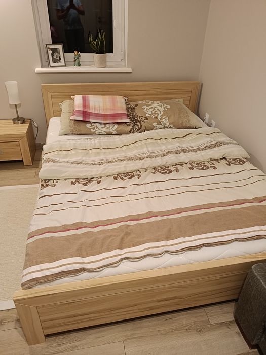 Łóżko z materacem