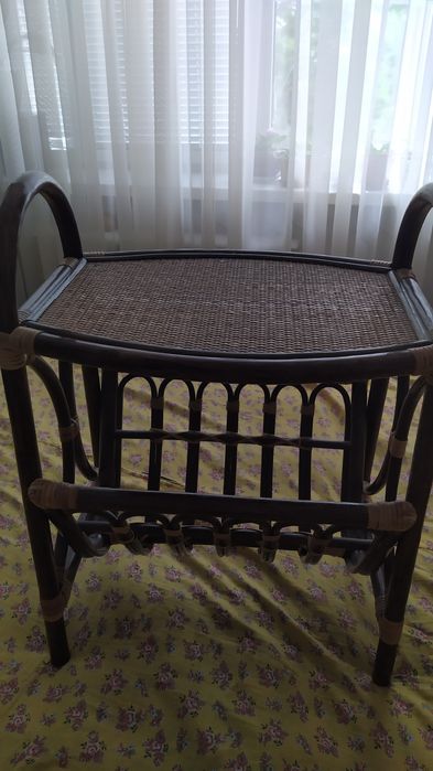 Столик ,корзина для белья,этажерка.